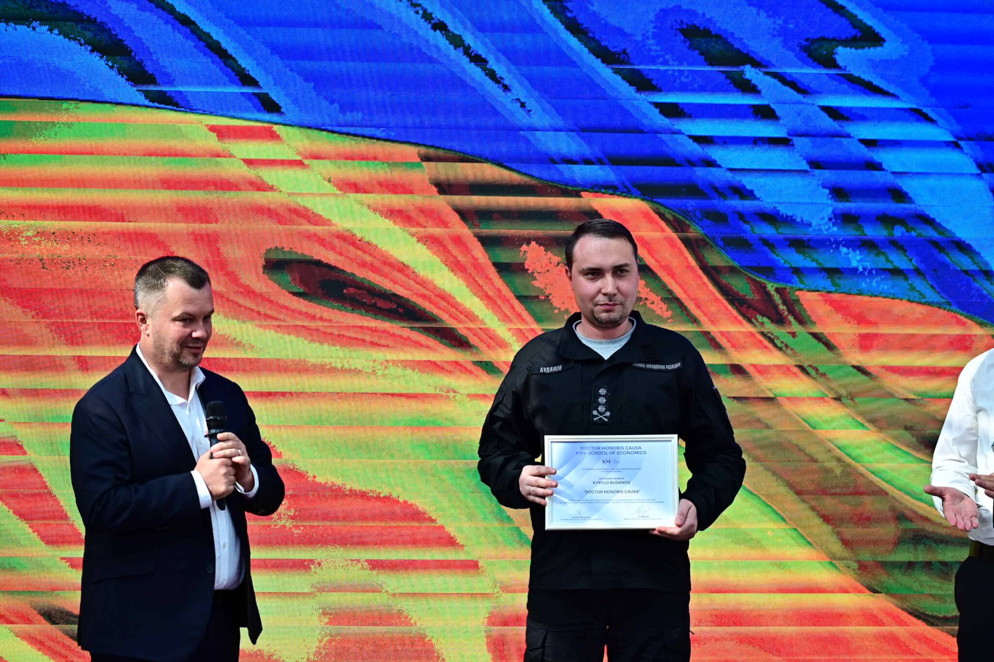 «Ви завжди маєте бути номером один» — Кирило Буданов привітав із випускним магістрів Київської школи економіки